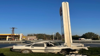 Kırklareli’nde akaryakıt istasyonunun tabelasına çarpan otomobilin sürücüsü öldü