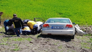 Manyas’ta kontrolden çıkarak tarlaya savrulan otomobilin sürücüsü yaralandı