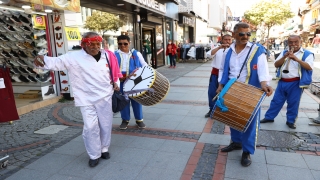 Edirne’de çeribaşı davul zurna eşliğinde vatandaşları Kakava davetine başladı