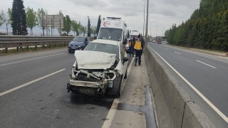 Kocaeli’de bariyere çarpan otomobildeki anne ve kızı yaralandı