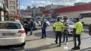 Esenler’de otomobilin kaldırıma çıkması sonucu 3 kişi yaralandı 