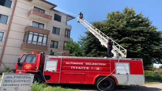 Yalova’da apartmanın dördüncü katında çıkan yangın söndürüldü