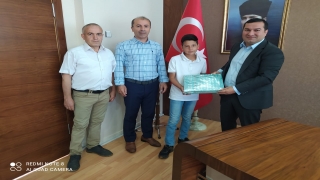 Pazaryeri Kaymakamı Altay, LGS sınavında ilçe birincisi olan öğrenciyi ödüllendirdi