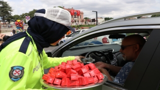 Edirne’de trafik denetiminde polisler sürücüleri bayramlaşmak için durdurdu