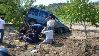 Bilecik’te tarlaya savrularak ağaçta asılı kalan araçtaki 2 kişi yaralandı