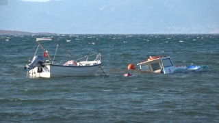 Ayvalık’ta şiddetli rüzgar, teknelere zarar verdi