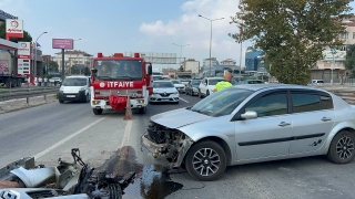 Kocaeli’de refüje çarpan otomobilin sürücüsü yaralandı