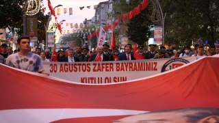 Sakarya’da 30 Ağustos Zafer Bayramı dolayısıyla fener alayı düzenlendi