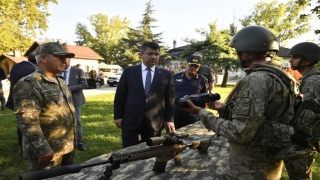 Edirne Valisi Kırbıyık, sergilenen silahları inceledi 