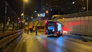 Kadıköy’de seyir halindeki kamyonun çevre yoluna düşmesi sonucu sürücü yaralandı 