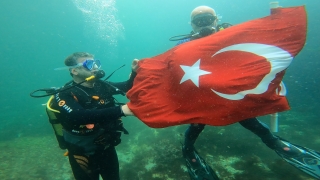 Preveze Deniz Zaferi’ni su altında Türk bayrağı açarak kutladılar