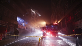 Fatih’te metruk binada çıkan yangın söndürüldü