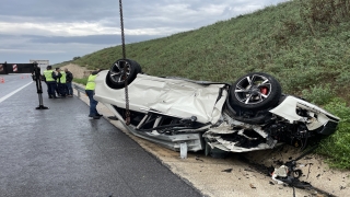 Kuzey Marmara Otoyolu’nda tıra arkadan çarpan otomobildeki 2 kişi yaralandı