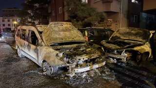 Ümraniye’de park halinde yanan araç, sokaktaki 3 aracın daha yanmasına neden oldu