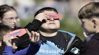 Gökmen Uzay Havacılık Eğitim Merkezi’nde çocuklar güneş tutulmasını gözlemledi