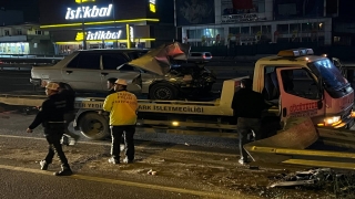 Kocaeli’de bariyerlere çarpan otomobildeki 2 kişi yaralandı