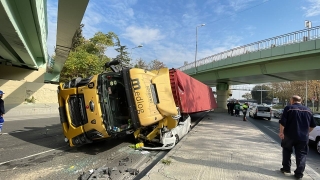 Bakırköy’de üst geçide çarpan tır, otomobilin üzerine devrildi