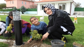 Karasu’da ”özel” öğrenciler fidan dikti