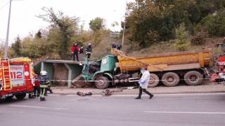 Kocaeli’de beton merdivene çarpan hafriyat kamyonunun sürücüsü öldü