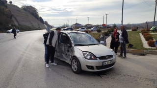 Karasu’da hurda yüklü tır ile otomobilin çarpışması sonucu 1 kişi yaralandı