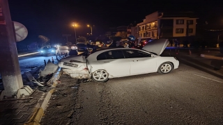 Balıkesir’de refüje çarpan otomobildeki 4 kişi yaralandı