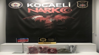 Kocaeli’de durdurulan otomobilde 2 kilogram skunk ele geçirildi