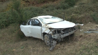 Arnavutköy’de şarampole yuvarlanan otomobildeki 2 kişi yaralandı