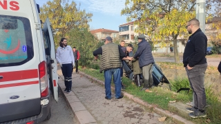 Sakarya’da su kanalına devrilen otomobildeki bir kişi yaralandı