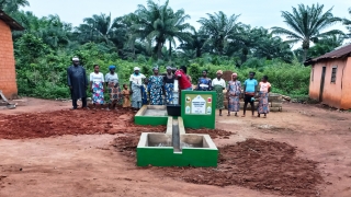 Lapsekili iki hayırsever Afrika ülkesi Benin’de su kuyusu açtırdı