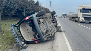 Kocaeli’de otomobille çarpışan hafif ticari aracın sürücüsü yaralandı