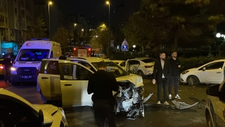 Ataşehir’de iki otomobil çarpıştı, 3 kişi yaralandı