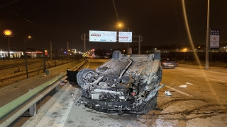 Bursa’da aydınlatma direğine çarpıp takla atan otomobildeki 3 kişi yaralandı