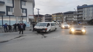 Sakarya’da dolmuş ile panelvanın çarpıştığı kazada 5 kişi yaralandı