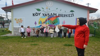 Anaokulu öğrencileri Sakarya’daki köy yaşam merkezlerinde ebru sanatını öğreniyor