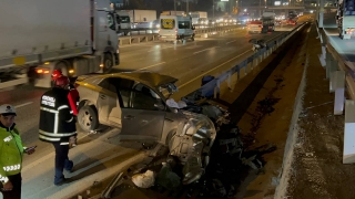 Kocaeli’de bariyere çarpan otomobildeki 2 kişi yaralandı