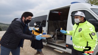 Karantina süresi dolan kadın polis ve sağlık çalışanlarına baklava ikramı