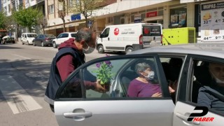 Gebze'de polislerden 65 yaş üzerindeki annelere çiçek