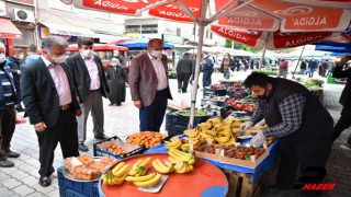 Karantinaya alınan mahallenin pazar alışverişini belediye ekipleri yaptı