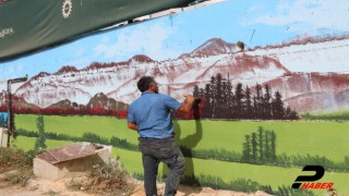 Bilecik'te fabrika duvarı "Ressam Şenol"un fırça darbeleriyle renklendi