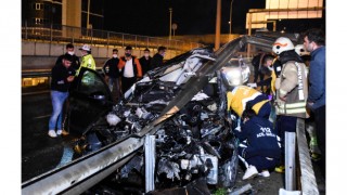 İstanbul’da bariyerlere çarpan otomobilin sürücüsü öldü