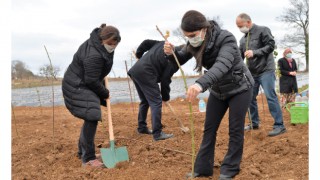 Bilecik’te alternatif ürün ahududu ve böğürtlen fidesi toprakla buluştu