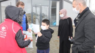 Hendek’te pandemi sürecinde evden çıkamayan gençlere kitap hizmeti