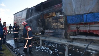 Anadolu Otoyolu’nda seyir halindeki kamyonun römorku yandı