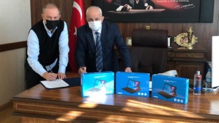 Kırklareli Ticaret Borsası ihtiyaç sahibi öğrencilere tablet hediye etti