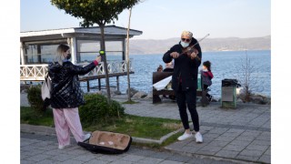 Kısıtlamadan muaf olan turistler Sapanca’da güzel havanın tadını çıkardı