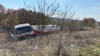 Edirne’de yoldan çıkan beton mikseri ağaca çarptı, 2 kişi yaralandı