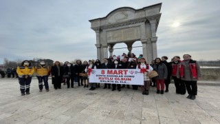 Edirneli kadınlar Meriç Köprüsü’nde ”Sevgi Zinciri” oluşturdu