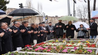 Mustafa Sarıgül, eski başbakanlardan Erbakan’ı kabri başında andı