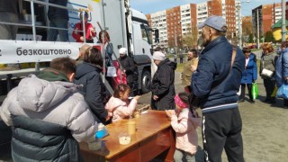 Kocaeli’den Ukrayna’ya gönderilen yemek tırı dağıtımlarını sürdürüyor