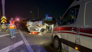 Kocaeli’de tırın çarpması sonucu devrilen otomobildeki 2 kişi yaralandı